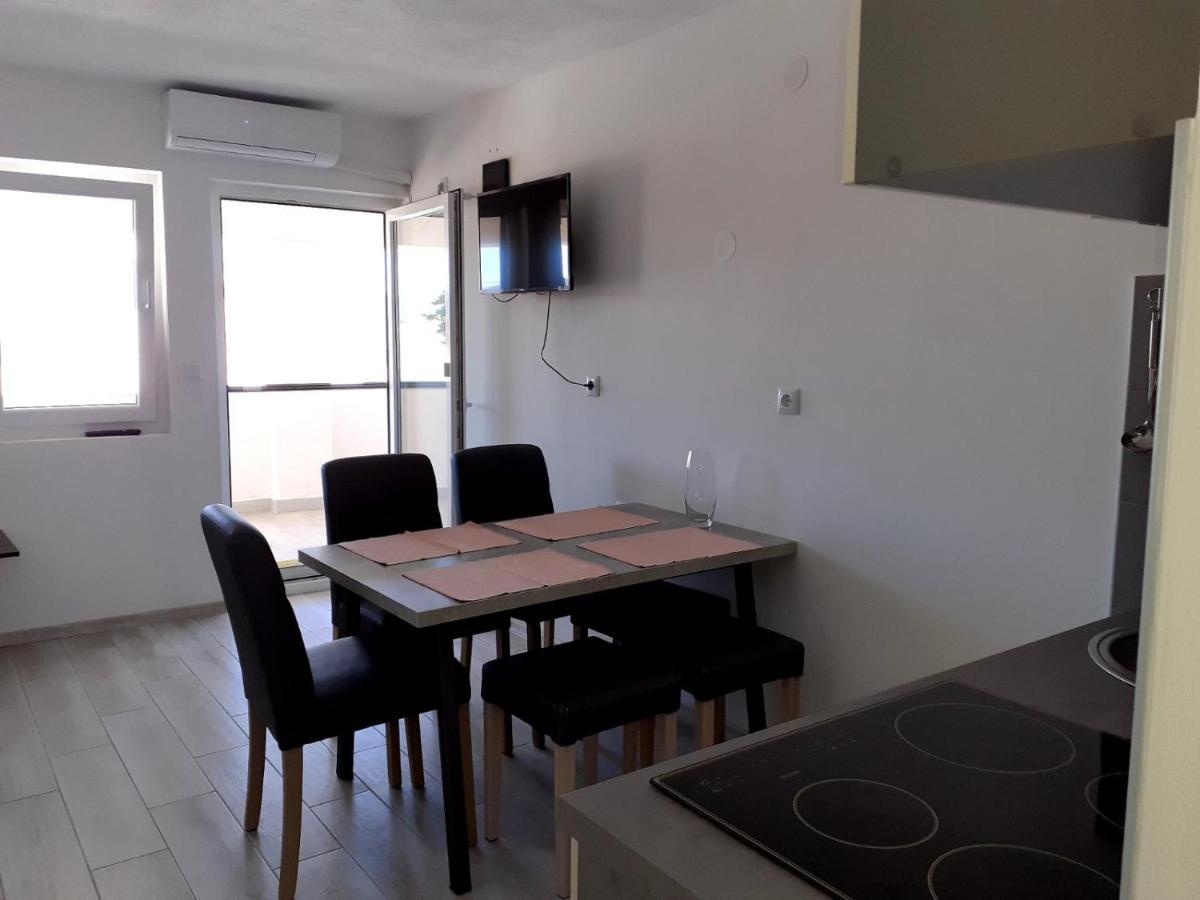 Apartmani Grumf Gornji Karin Exteriör bild