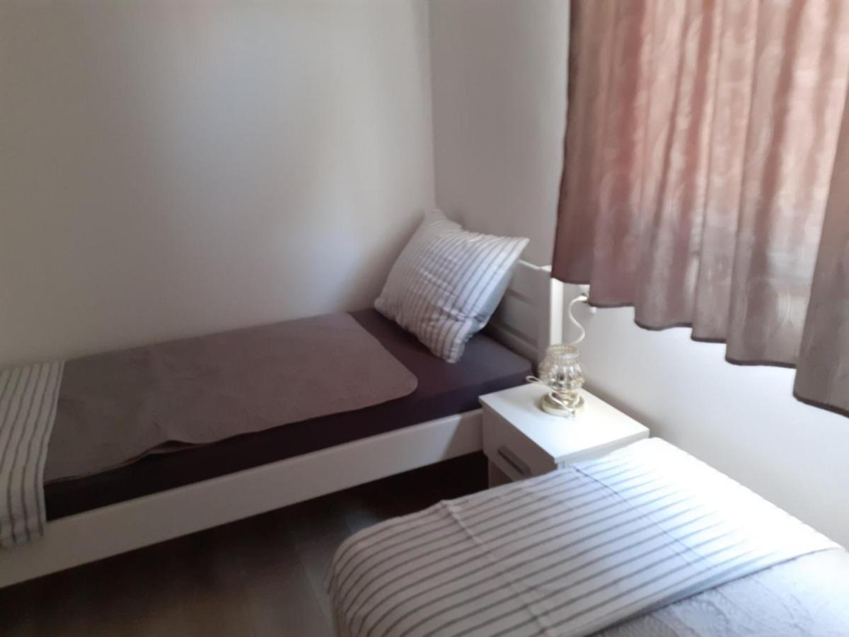 Apartmani Grumf Gornji Karin Exteriör bild